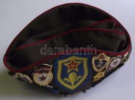 Tiszti pilotka klf fegyvernemi jelzésekkel, jelvényekkel