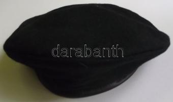 57-es méretű fekete kommandós barett sapka jó állapotban