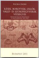 Recska Endre: Kések, borotvák, ollók, vágó- és szúrófegyverek védjegyei (1876-1945). Nem használt! Bp., Szerzői kiadás 800 jellel és képekkel. 270p.