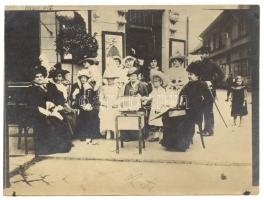 1915 Kassa Katonanap szervezői Szentgyörgyi Ferenc étterme előtt fotó / 1915 Kosice Soldiers-day in front of a restaurant photo 12x9 cm