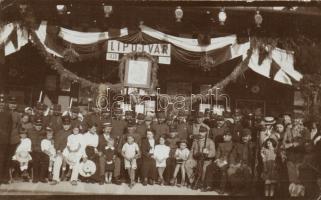 Lipótvár railway station, group photo with soldiers