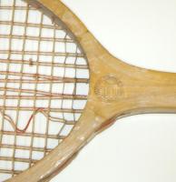 British Manufacture régi fa teniszütő, "Kertész Tódor Budapest" felirattal, sérült húrral ...
