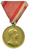 1866. "Arany Vitézségi Érem" Au kitüntetés mellszalaggal, peremén jelzéssel. "FRANZ JOSEPH I.V.G.G. KAISER V. OESTERREICH - Szign.: LEISEK (jobbra néző Ferenc József középkorú portréja) / DER TAPFERKEIT (3-3 alul keresztezett zászló birodalmi sassal és az érmét körbeövező babérkoszorúval)" Fül pótolt valószínűleg 14K arannyal, ezért az apró súlykülönbség. Fül is jelzett "A" (40mm/27,82g) T:2 k. RR! /  Hungary 1866. "Gold Medal for Bravery" on wartime ribbon with hallmark on the edge. "FRANZ JOSEPH I.V.G.G. KAISER V. OESTERREICH - Sign.: LEISEK / DER TAPFERKEIT" Ear replaced with 14K gold. Marked "A" (40mm/27,82g) C:XF scratched VERY RARE!
