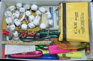 Kis bolha tétel: nyakláncok,számológép, tollak, hegyező, telefonregiszter, pénztárca, zsírkréták, stb.