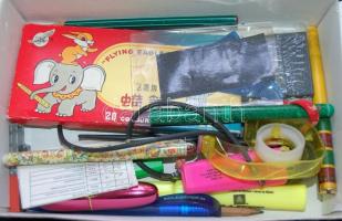 Kis bolha tétel: nyakláncok,számológép, tollak, hegyező, telefonregiszter, pénztárca, zsírkréták, st...