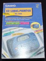 Casio KL-100 típusú címkenyomtató eredeti dobozában leírással, használati útmutatóval és egy tekercs...