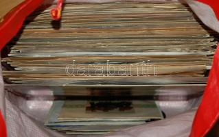 43db 33-as és 6db 45-ös bakelit lemez főleg 60-70-es évekbeli magyar előadókkal (Koncz Zsuzsa, Katon...