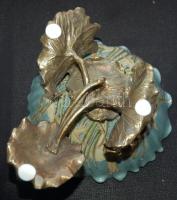 Festett kerámia dísztál levél alakú réz lábakon /
Painted ceramic tray on leaf-shaped brass stand 12...