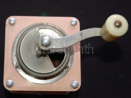 Régi festett fém kávédaráló szép állapotban /
Vintage metal coffee grinder in good shape 20x11x11cm