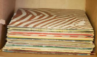 30db bakelit lemez főként 70-es, 80-as évekbeli magyar előadókkal (Edda Művek, Dolly Roll, Kovács Ka...