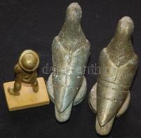 3db fém szobrocska: galambok egy pisilő kisfiúval /
Metal figures: pigeons with boy peeing 10cm, 8cm