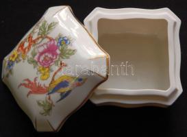 Virágokkal és madárral díszített jelzett porcelán bonbonier /
Chinaware bonbonier 7x9x9cm