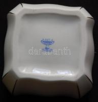 Virágokkal és madárral díszített jelzett porcelán bonbonier /
Chinaware bonbonier 7x9x9cm