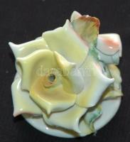 Jelzett kolozsvári porcelán rózsa apró lepattogzásokkal /
Cluj-Napoca chinaware rose with small faul...