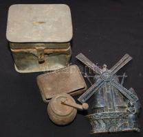 Régi fémtárgyak: persely, kézimalom, dohányos dózni, fali dísz / Various old metal objects