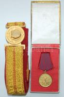 Díszes úttörőöv és egy jugoszláv kitüntetés