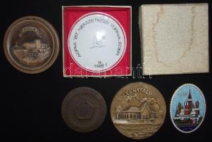 cca 1980 5db különféle témájú és anyagú plakett: Gyula, Leányfalu, Moszkva, a Vállalat Kiváló Brigádja, Agria '87 Nemzetközi Torna Eger