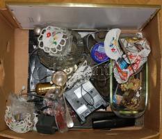 Nagy vegyes bolhapiac tétel üveg-, alpakka- és réztárgyakkal, különféle érdekességgel