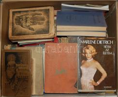 Nagy doboznyi, jórészt háború előtti könyvtétel izgalmas témákkal, szép kiadványokkal, néhány idegen nyelvű könyvvel