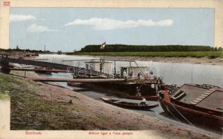 Szolnok Móricz-liget a Tisza partján, hajókikötő (kis szakadás / small tear)