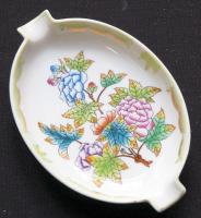 Kézzel festett sorszámozott Viktória-mintás jelzett Herendi porcelán hamutál / Handpainted numbered Herendi chinaware ashtray 13,5x9cm