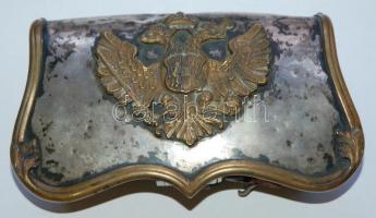 XIX. sz vége: Osztrák tüzértiszt eredeti sapkája, fém tölténytartója, hiányos bőröve csatokkal. Jó á...