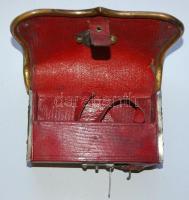 XIX. sz vége: Osztrák tüzértiszt eredeti sapkája, fém tölténytartója, hiányos bőröve csatokkal. Jó á...