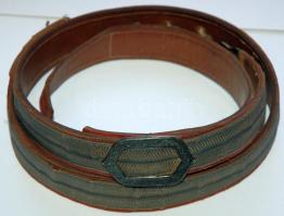 XIX. sz vége: Osztrák tüzértiszt eredeti sapkája, fém tölténytartója, hiányos bőröve csatokkal. Jó á...