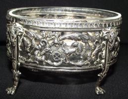 cca 1900 Növényi arabeszkkel és kosfejekkel díszített, karmos lábakon álló, finoman megmunkált, 930-as tisztaságú ezüst (Ag) fűszertartó üvegbetéttel a hanaui Gebrüder Gutgesell műhelyből / Fine pierced silver spice holder (930 purity mark) with ram's heads, hallmarked by Gebrüder Gutgesell Hanau. 8x5,5x5cm, 54,7gr