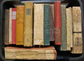 14 darabos 1945 előtti könyvtétel: Arany János összes költeménye, Nagy Péter, Szól a lant, Magyar Nők, stb.