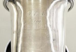 1867 előtt Ezüst (Ag) kehely 13 latos tisztaságjelzéssel és Sz.I. mesterjellel ellátva, szaru béléss...