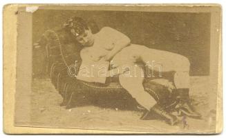 1889 Erotikus keményhátú fotó a hátoldal felírat szerint egy Port Said-i bordélyházban készült / Vintage erotic photo from A brothel in Port Said 7x9 cm