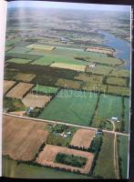 Catharine Haley - Mike Rose: Canada. H.n., 1990, W. H. Smith Publishers. Színes fotókkal illusztrált...