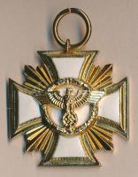 Német 3. Birodalom "NSDAP Szolgálati Érdemérem arany fokozat 15 év után" gyűjtői replika T:1 German Third Reich "NSDAP 15 Year 1st Class Long Service Medal" replica C:Unc