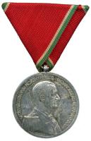 1939. "Magyar Nagy Ezüst Vitézségi Érem" fémjel nélküli fehér fém változata mellszalaggal (40mm/23.88g) T:2 /  Hungary 1939. "Large Medal for Bravery" without hallmark. White metal type with ribbon (40mm/23.88g) C:XF