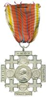 Vatikán 1901-1977. "A Szent Föld Ezüst Érdemérme (Jeruzsálem Kereszt)" kitüntetés mellszalaggal, a középső medalion "800"-as ezüstjelzéssel és XIII. Leó Pápa arcképével. "CHRISTI AMOR CRUCIFIXI TRAXIT NOS / SIGNUM SACRI ITINERIS HIERSOL (42.5mm/Br.:19.94g) T:2 /  Vatican 1901-1977 "Silver Medal of the Holy Land (Jerusalem Cross)" with ribbon and silver "800" mark on the central medallion of the reverse. The medal was established by Pope Leo XIII. Inscriptions: "CHRISTI AMOR CRUCIFIXI TRAXIT NOS / SIGNUM SACRI ITINERIS HIERSOL (42.5mm/Br.:19.94g) C:XF