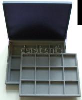 Éremtartó kazetta 1 kivehető tálcával, összesen 24 férőhellyel 50x50mm, új állapotban!