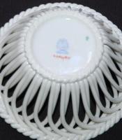 Kézzel festett sorszámozott Apponyi-mintás jelzett Herendi fonott porcelán kosár hibátlan állapotban...