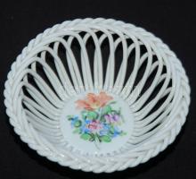 Kézzel festett Bouquet de tulipe-mintás jelzett Herendi fonott porcelán kosár hibátlan állapotban / Handpainted Herendi chinaware basket in flawless condition d:12cm