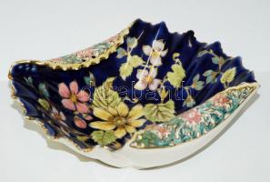 XIX. század második fele: Kézzel festett, aranyozott, kobalt kék alapon virágokkal díszített Zsolnay fajansz tál családi címeres jelzéssel áttört peremmel, kis helyen szépen restaurált / Handpainted gold plated Zsolnay faience bowl with Zsolnay family hallmark, pierced edge (small spot tastefully restored) 18x23x8cm