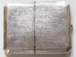 cca 1900 Ezüst (Ag) cigarettatárca monarchiabeli 800/1000-es tisztaságjelzéssel, belül aranyozással, a külsején a Keszthelyi Georgikon 1919-1921-es évfolyamában tanuló diákok, köztük például a Festetics, Széchényi, Csekonics, Hunyady, Somssich családok leszármazottainak gravírozott aláírásával / Silver cigarette case, gold plated inside, with Austro-Hungarian assay mark (800/1000 fineness), and with the signatures of sons of great Hungarian noble families engraved on its outside, 11x9cm, 160gr