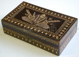 Festett, faragott faládikó kulccsal / Wooden box with key 22x13x6