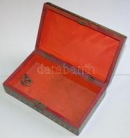 Festett, faragott faládikó kulccsal /
Wooden box with key 22x13x6