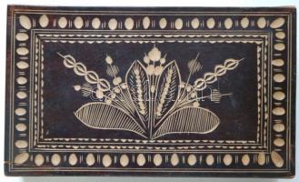 Festett, faragott faládikó kulccsal /
Wooden box with key 22x13x6