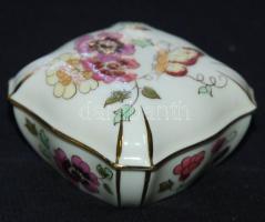 Kézzel festett sorszámozott virágokkal díszített jelzett Zsolnay porcelán bonbonier /
Handpainted nu...