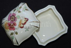 Kézzel festett sorszámozott virágokkal díszített jelzett Zsolnay porcelán bonbonier /
Handpainted nu...