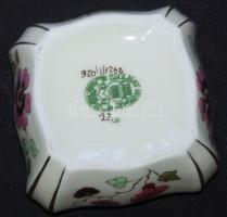 Kézzel festett sorszámozott virágokkal díszített jelzett Zsolnay porcelán bonbonier /
Handpainted nu...