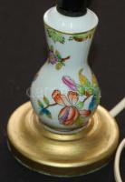 Kézzel festett Victoria avec bord en or-mintás Herendi porcelán lámpa búrával /
Handpainted Herend c...