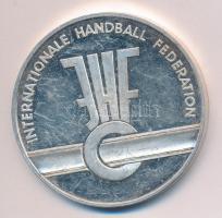 1995. "Nemzetközi Kézilabda Szövetség / Ausztria-Magyarország" ezüstözött emlékérem (42,5m...