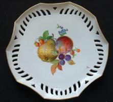 XX. század eleji kézzel festett jelzett Meisseni áttört porcelán tányér aranyozott szélekkel hibátlan állapotban / XX. century: Handpainted Meissen chinaware plate in flawless condition d:22cm